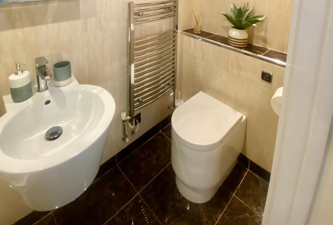 Stunning 2-Bed-2Bath Apt In Whitby With Parking Exterior photo