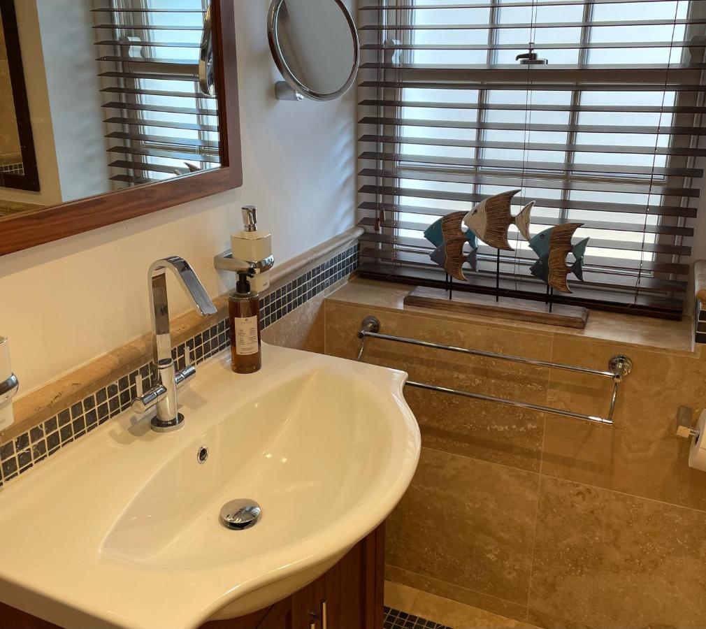 Stunning 2-Bed-2Bath Apt In Whitby With Parking Exterior photo