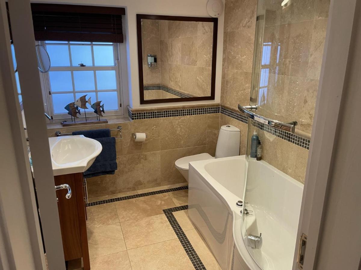 Stunning 2-Bed-2Bath Apt In Whitby With Parking Exterior photo